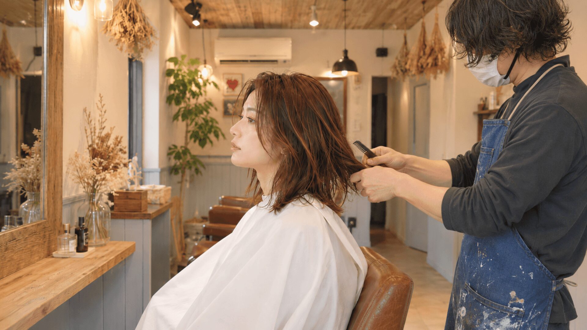 伊万里の美容室Merph Hair Designでオーナースタイリストが女性のお客様のヘアスタイリングを行うカラーメニューイメージ