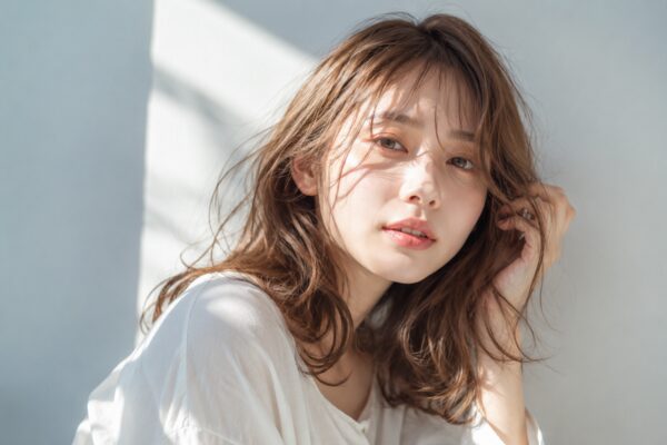 伊万里の美容室Merph Hair Designをイメージした自然な明るさのロングヘア女性