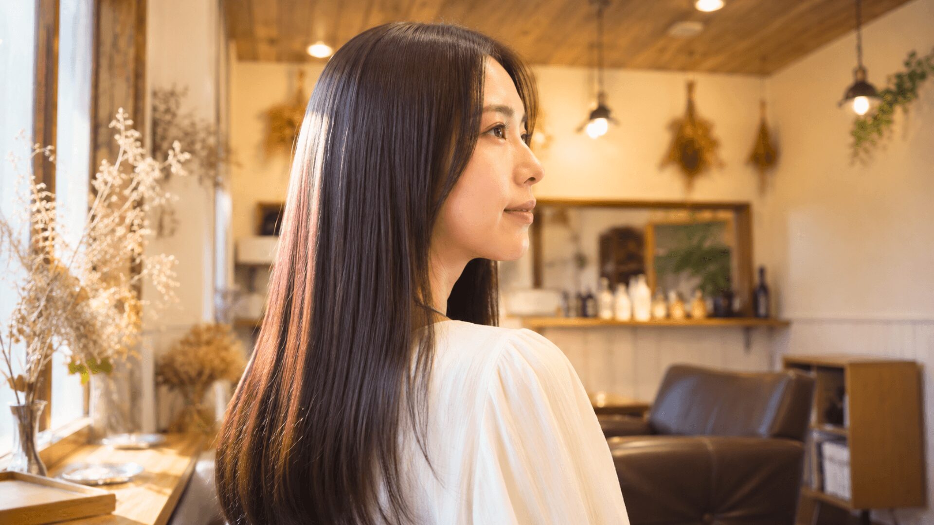 伊万里の美容室Merph Hair Designのストレートメニューをイメージした、自然なツヤ感のあるナチュラルストレートヘアの女性